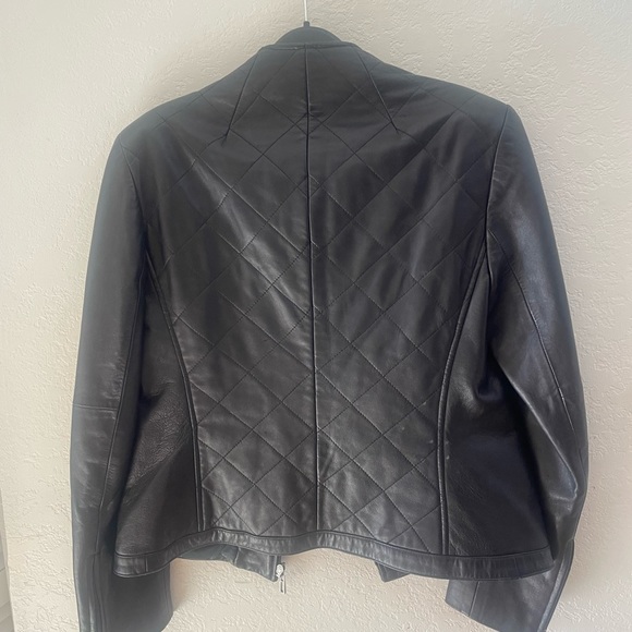 2 Medium size Women Leather Jackets. LIKE NEW - Picture 4 of 13